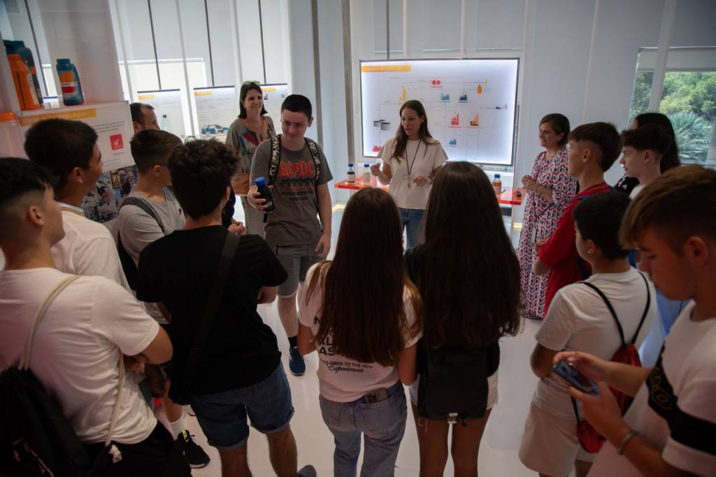 Students from Nuestra Señora del Carmen School in La Unión visit the Repsol Industrial Complex and the Molinete Roman Forum Museum.