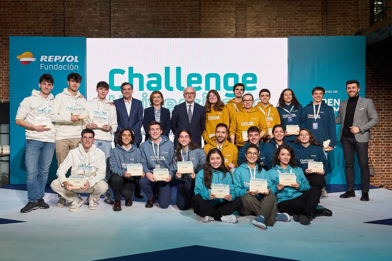 Un grupo de estudiantes trabajando por sus propósitos en el Challenge Universitario de Open Room