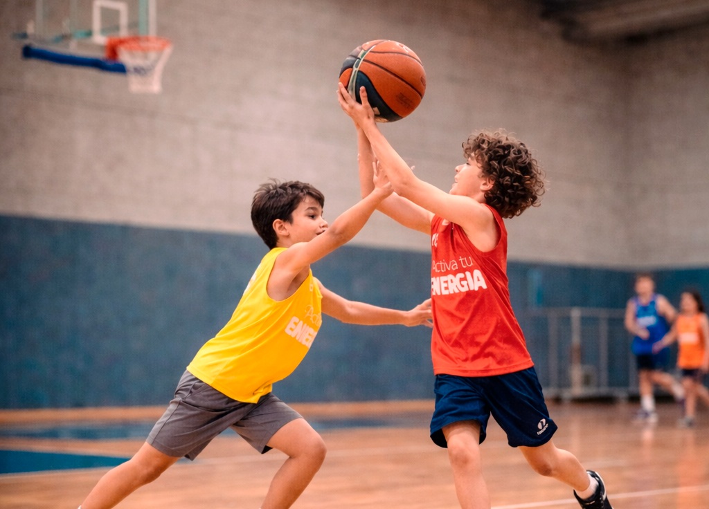 Niños jugando al baloncesto