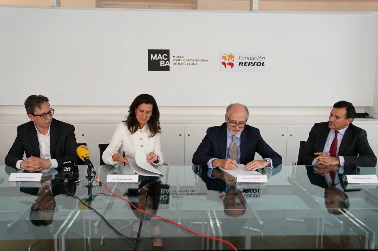 Antonio Brufau, President of Repsol and Fundación Repsol and Ainhoa Grandes, President of the MACBA Foundation, signing the new agreement with Ferran Barenblit, MACBA Director and António Calçada, Vice President of Fundación Repsol. Photographer: Miquel Coll.