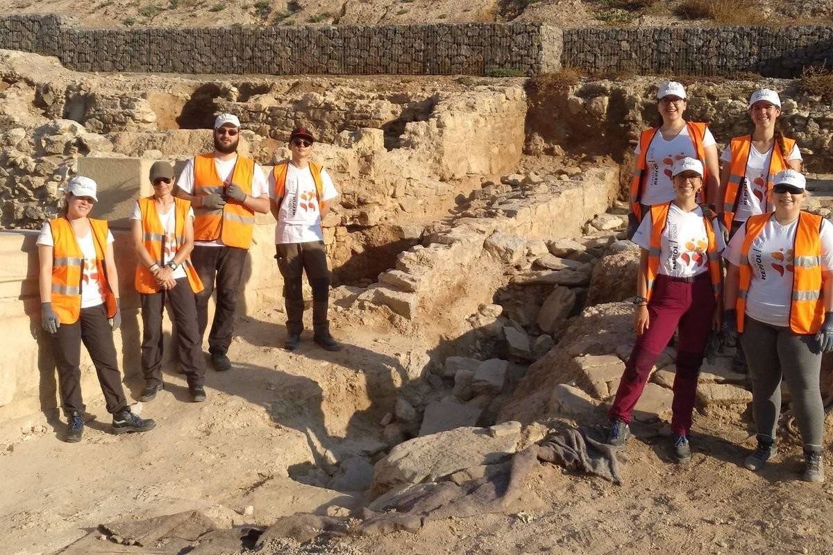Nine university students participate in the archaeological excavation of Molinete.