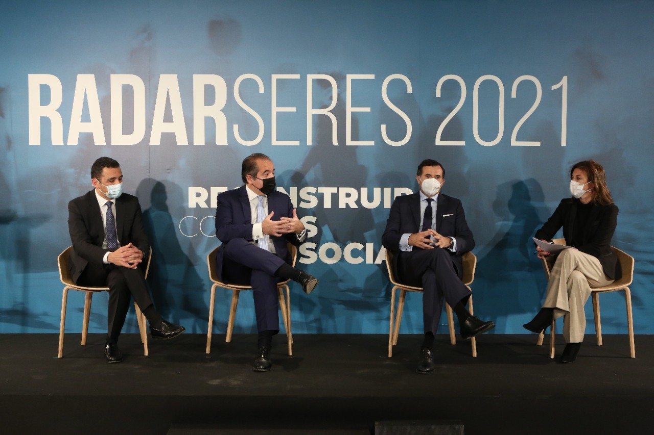 Sergi Biosca, CEO de NNT Data; Sergio Rodríguez, Presidente y Director General de Pfizer España; António Calçada, Vicepresidente de Fundación Repsol y Ana Sainz, Directora de la Fundación SERES durante la tercera edición de RADAR SERES.