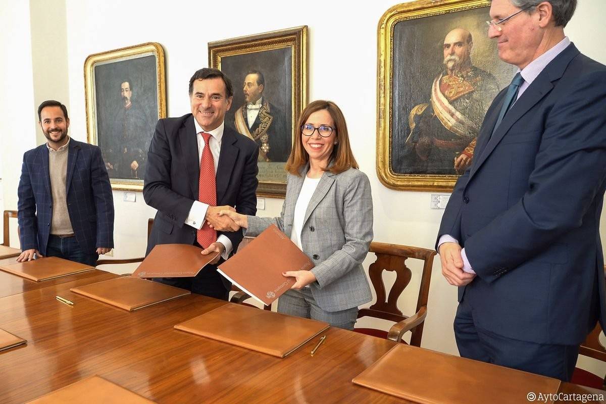 El vicepresidente de Fundación Repsol, António Calçada de Sá y la alcaldesa de Cartagena, Ana Belén Castejón durante la firma del nuevo acuerdo para la recuperación del Foro Romano del Parque Arqueológico del Molinete