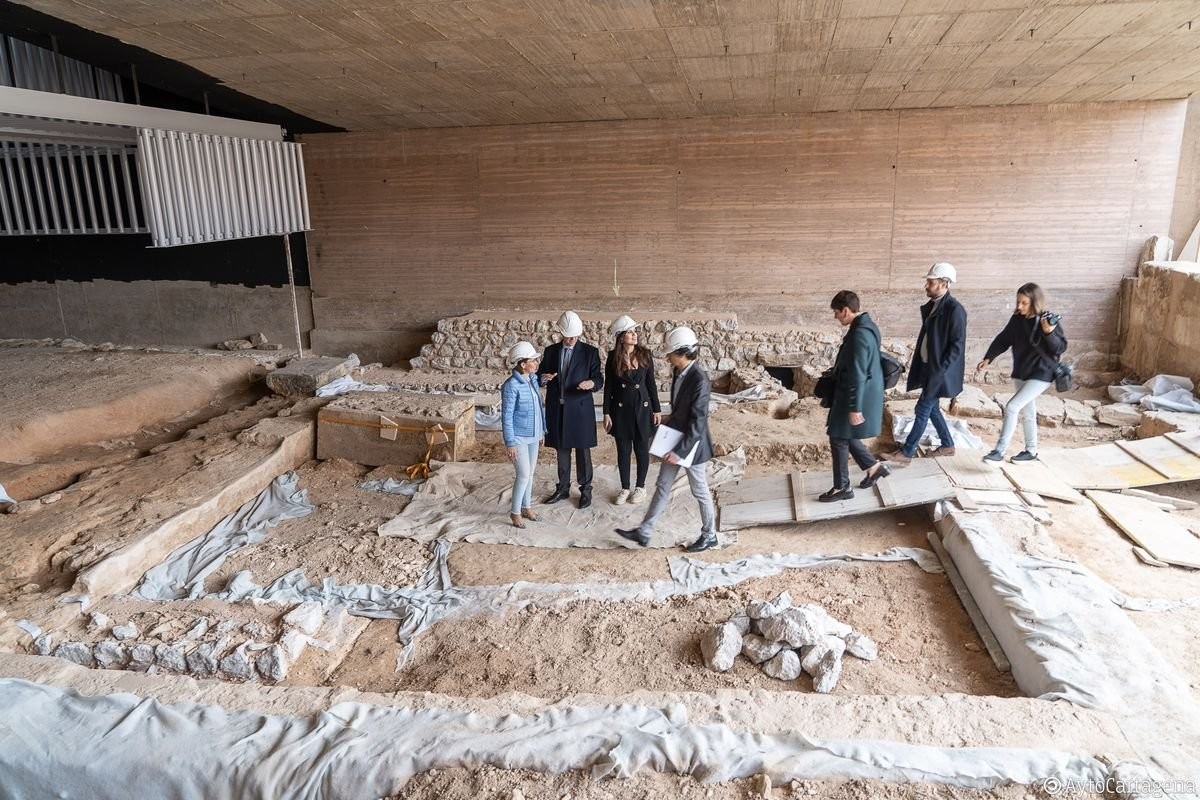 Visita institucional de representantes del Ayuntamiento y Fundación Repsol al Foro Romano de Cartagena