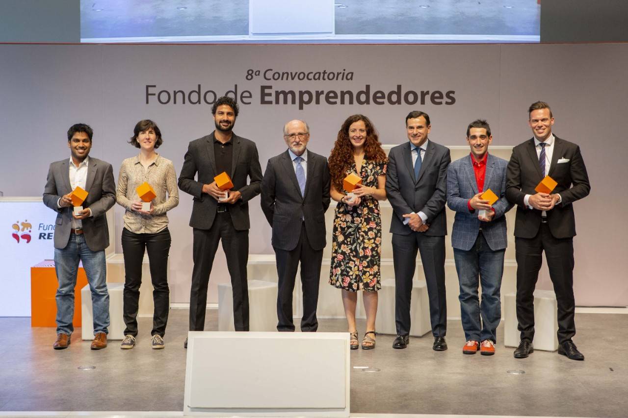 Antonio Brufau, presidente de Repsol y António Calçada, director general de Fundación Repsol haciendo entrega de los galardones a los premiados.