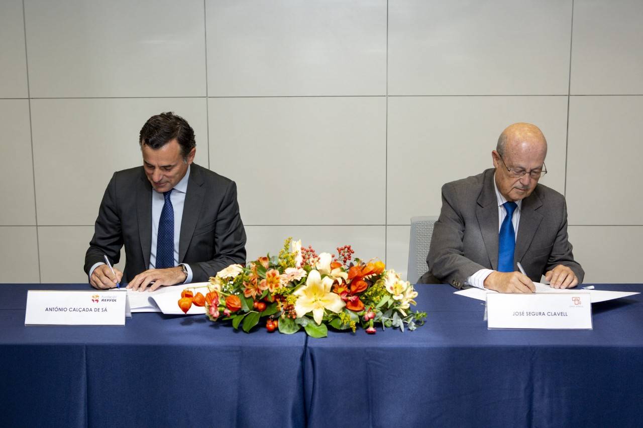 José Segura Clavell, director general de Casa África y António Calçada de Sá, vicepresidente de Fundación Repsol, durante la firma del convenio entre ambas entidades.
