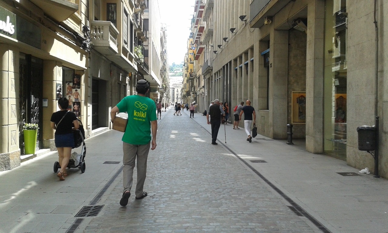 Fundación Repsol invierte en Koiki a través de Repsol Impacto Social. En la foto, uno de los trabajadores de Koiki llevando un paquete.