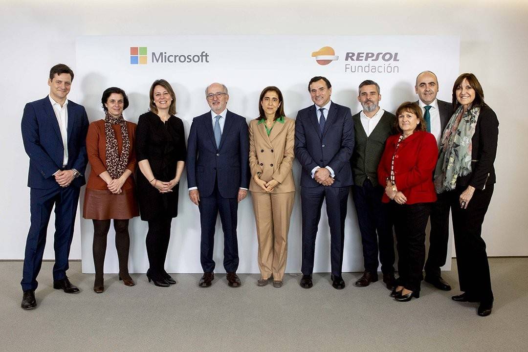 Antonio Brufau, Presidente de Repsol y su Fundación y Pilar López, Presidenta de Microsoft España, acompañados de António Calçada, Director general de Fundación Repsol junto a los equipos de ambas entidades que han trabajado en este acuerdo estratégico.
