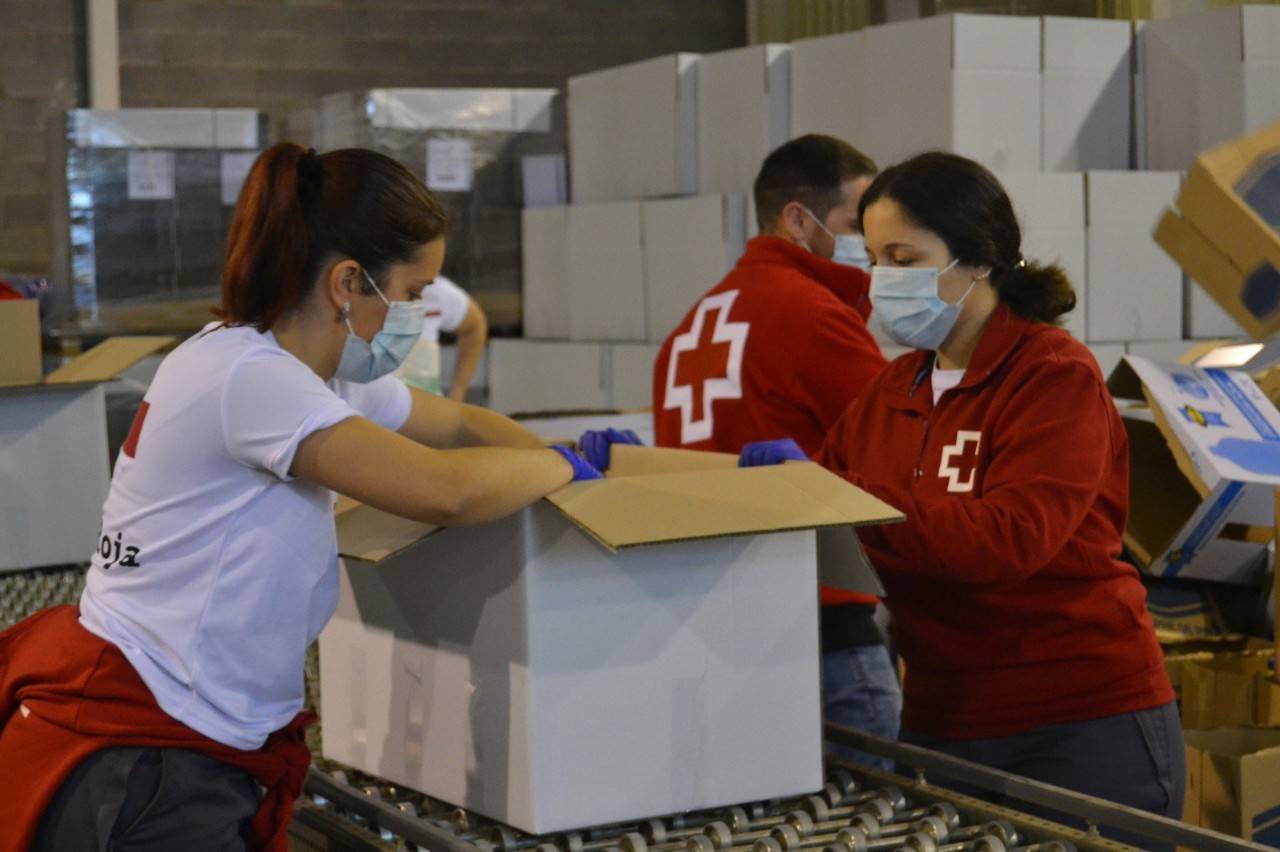 Voluntarios de Cruz Roja preparando kits de bienes de primera necesidad para repartir entre los más vulnerables. Cruz Roja RESPONDE