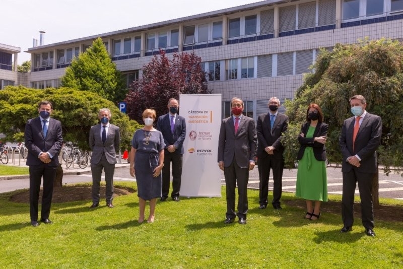 António Calçada (Director General de Fundación Repsol), Ignacio Martín (Consejero independiente y profesor en Tecnun), Arantxa Tapia (Consejera de Industria del Gobierno Vasco), Tomás Gómez-Acebo (Director de la Cátedra Fundación Repsol en la Universidad de Navarra), Alfonso Sánchez-Tabernero (Rector de la Universidad de Navarra), Raúl Antón (Director de Tecnun), Lourdes Pérez (Subdirectora de El Diario Vasco) y Josu Jon Imaz (Consejero Delegado de Repsol)