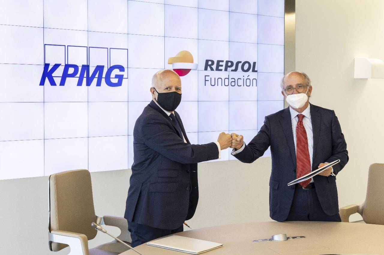 Antonio Brufau, Presidente de Fundación Repsol e Hilario Albarracín, presidente de KPMG España durante el acto de firma entre ambas entidades para el impulso del mercado voluntario de compensación de emisiones