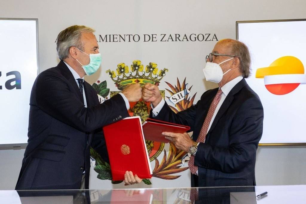Jorge Azcón, Alcalde de Zaragoza y Antonio Brufau, Presidente de Fundación Repsol durante la firma de del protocolo para impulsar proyectos de sostenibilidad medioambiental en la ciudad aragonesa.