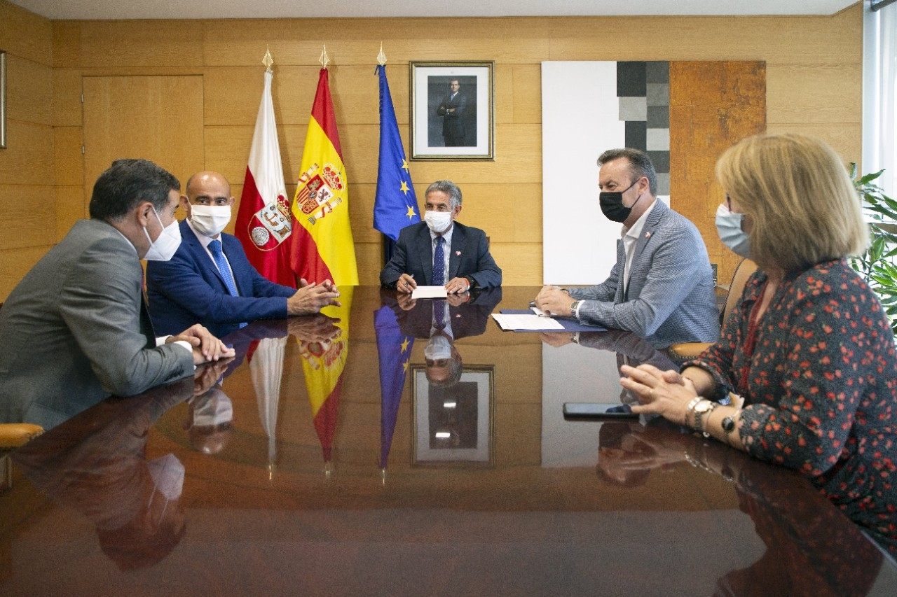 Miguel Ángel Revilla, Presidente de Cantabria y el Consejero de Desarrollo Rural, Ganadería, Pesca, Alimentación y Medio Ambiente de Cantabria se han reunido con António Calçada, vicepresidente de Fundación Repsol; Mercedes del Hoyo, Presidenta de Amica y Tomás Castillo, Gerente de Amica.