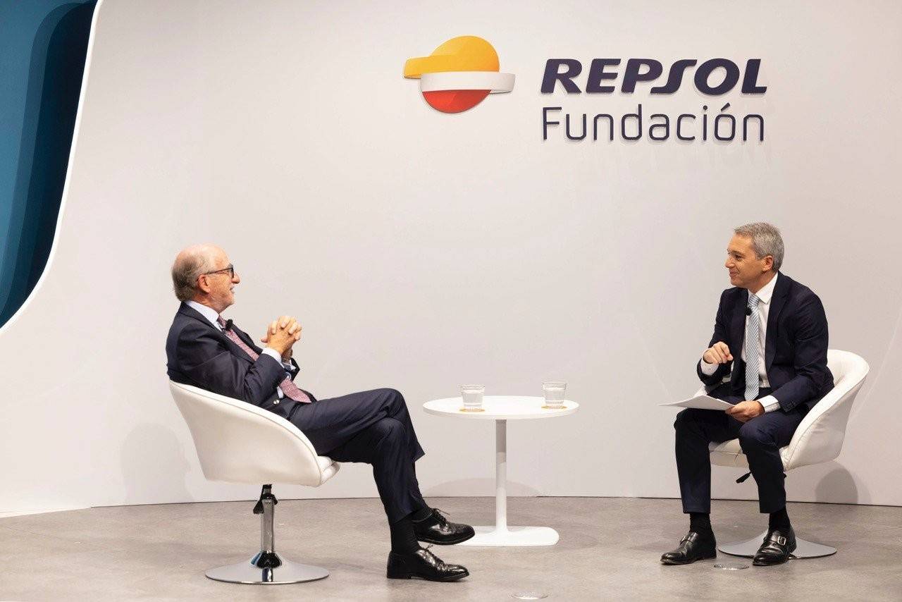 Antonio Brufau, Presidente de Repsol (izquierda), con el periodista Vicente Vallés (derecha) durante la presentación de Open Room, la comunidad digital sobre transición energética de Fundación Repsol. 