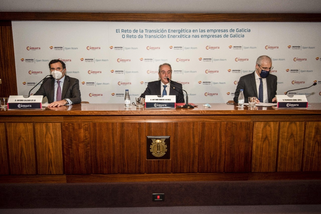 (António Calçada, Director General de Fundación Repsol; Antonio Couceiro, Presidente de la Cámara de Comercio de A Coruña; Francisco Conde, vicepresidente económico y conselleiro de Economía, Empresa e Innovación)