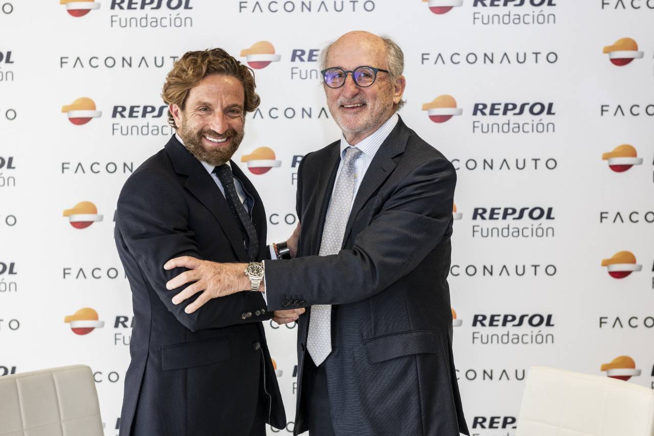 El Presidente de Faconauto, Gerardo Pérez y el Presidente de Repsol, Antonio Brufau durante la firma del acuerdo entre Fundación Repsol y Faconauto.