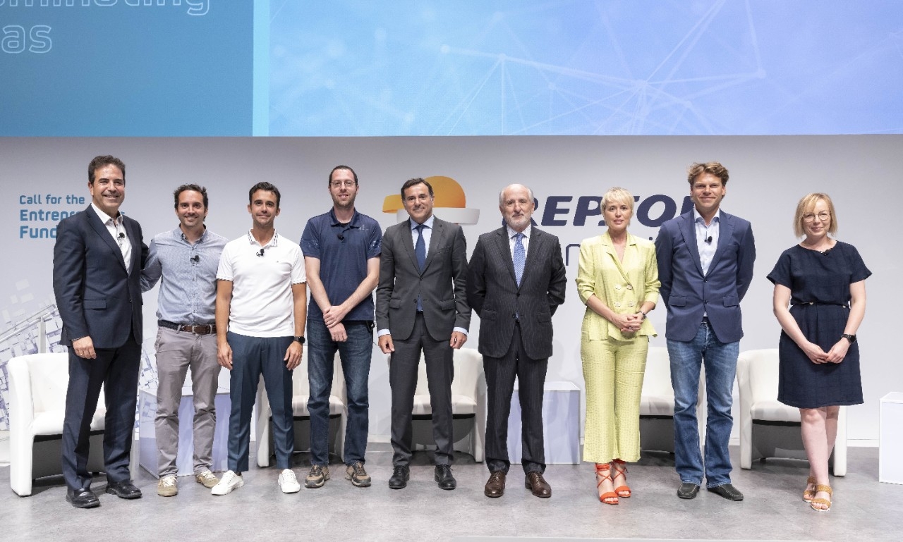 (Javier Torres, director de Estrategia de Fundación Repsol; Miguel Frasquet de Solatom; Pedro Díaz de Geforest; Chad Mason, de Advanced Ionics; António Calçada, director General de Fundación Repsol; Antonio Brufau, Presidente de Repsol; Carme Artigas, Secretaria de Estado de Digitalización e Inteligencia Artificial; Frans Willem Breukelman de Jungle AI y Natalia Stawniak de Nuspec Oil)