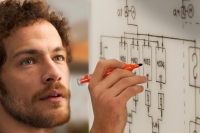 un emprendedor desarrollando su idea