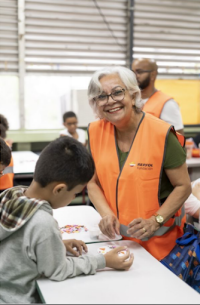 Una mujer de voluntaria trabajando con niños y niñas
