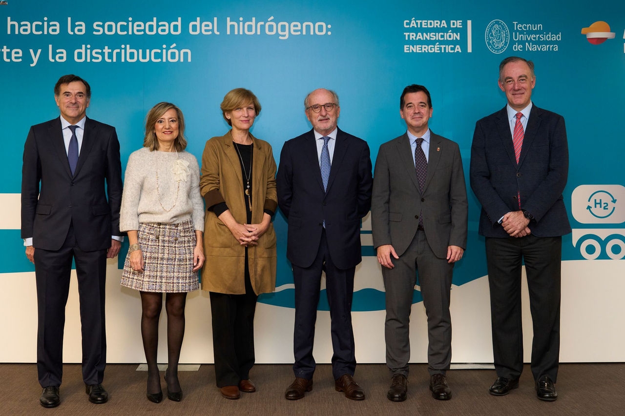 La Rectora de la Universidad de Navarra, María Iraburu; el Presidente de Repsol, Antonio Brufau; el Consejero de Industria y de Transición Ecológica y Digital Empresarial del Gobierno de Navarra, Mikel Irujo; y la Alcaldesa de Pamplona, Cristina Ibarrola.