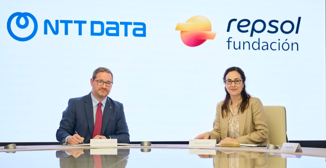 Fotografía de la firma del acuerdo entre Víctor López-Barrantes, director general de NTT DATA, y Teresa De Istúriz, directora de Desarrollo, Marketing y Relaciones Institucionales de Fundación Repsol.