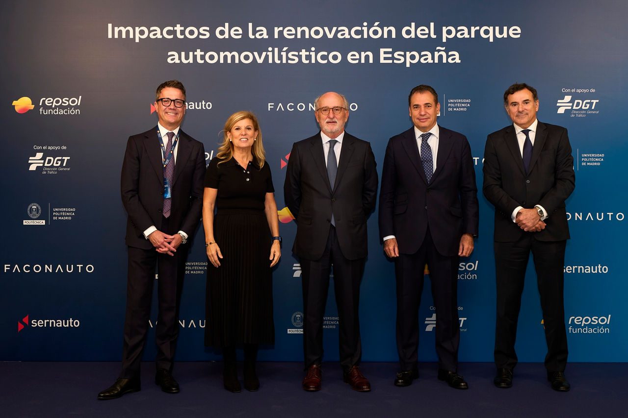 Gerardo Iracheta, presidente de Sigmados; Marta Blázquez, presidenta de FACONAUTO; Antonio Brufau, presidente de Repsol, Benito Tesier, vicepresidente de SERNAUTO y António Calçada, director general de Fundación Repsol.
