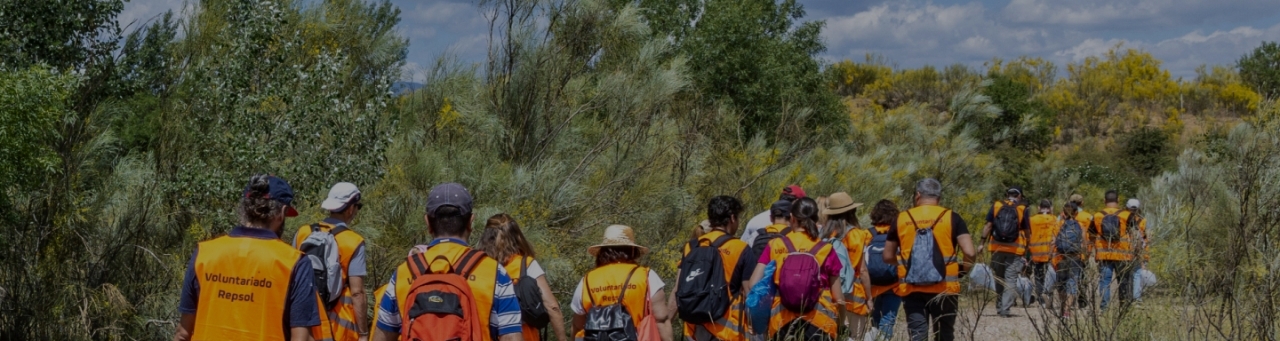 Grupo de voluntarios Repsol caminando en una senda rural