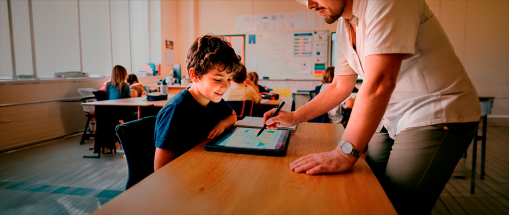 Un niño maneja una tablet en un laboratorio de robótica de un centro escolar