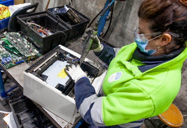 Un trabajador desmonta un aparato electrónico