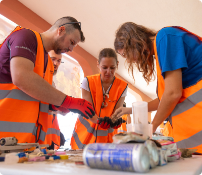 Um grupo de voluntários a preparar a ajuda