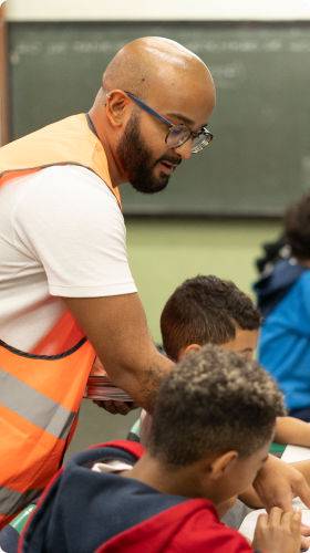 Un voluntario Repsol en una escuela con niños y niñas
